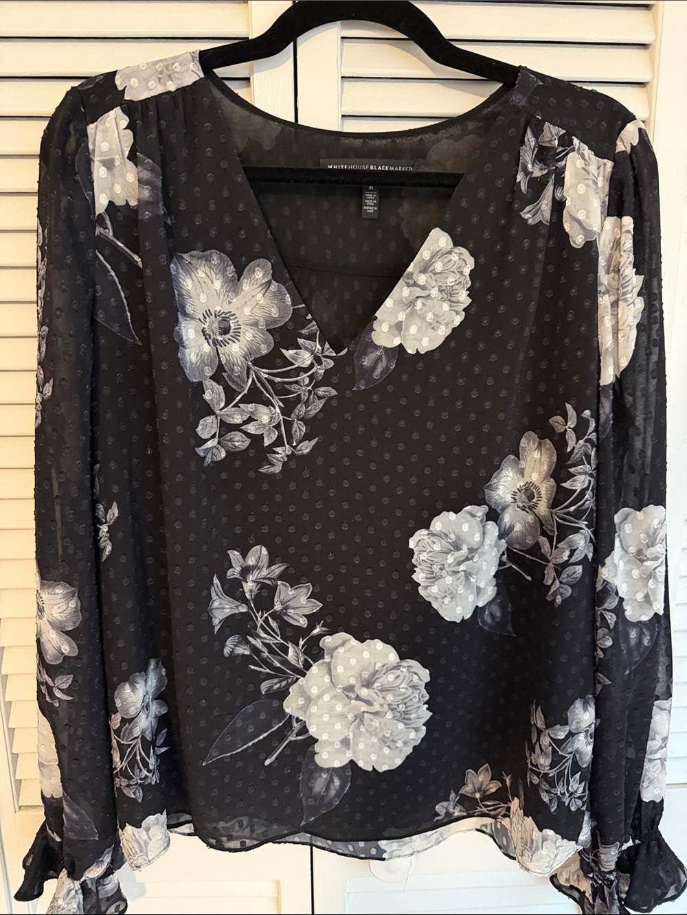 White House Black Market Black & White Floral V-Neck Blouse Size Medium